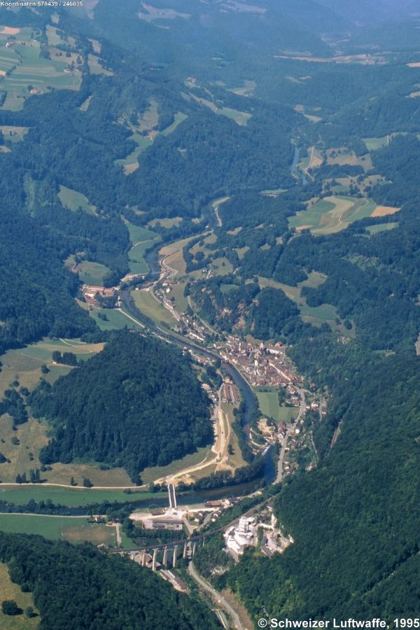 St. Ursanne in einer Aufnahme von 1995. Blickrichtung Doubs abwärts.